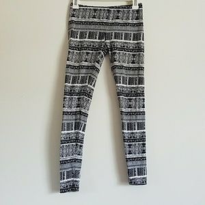 Black and white geometric leggings!